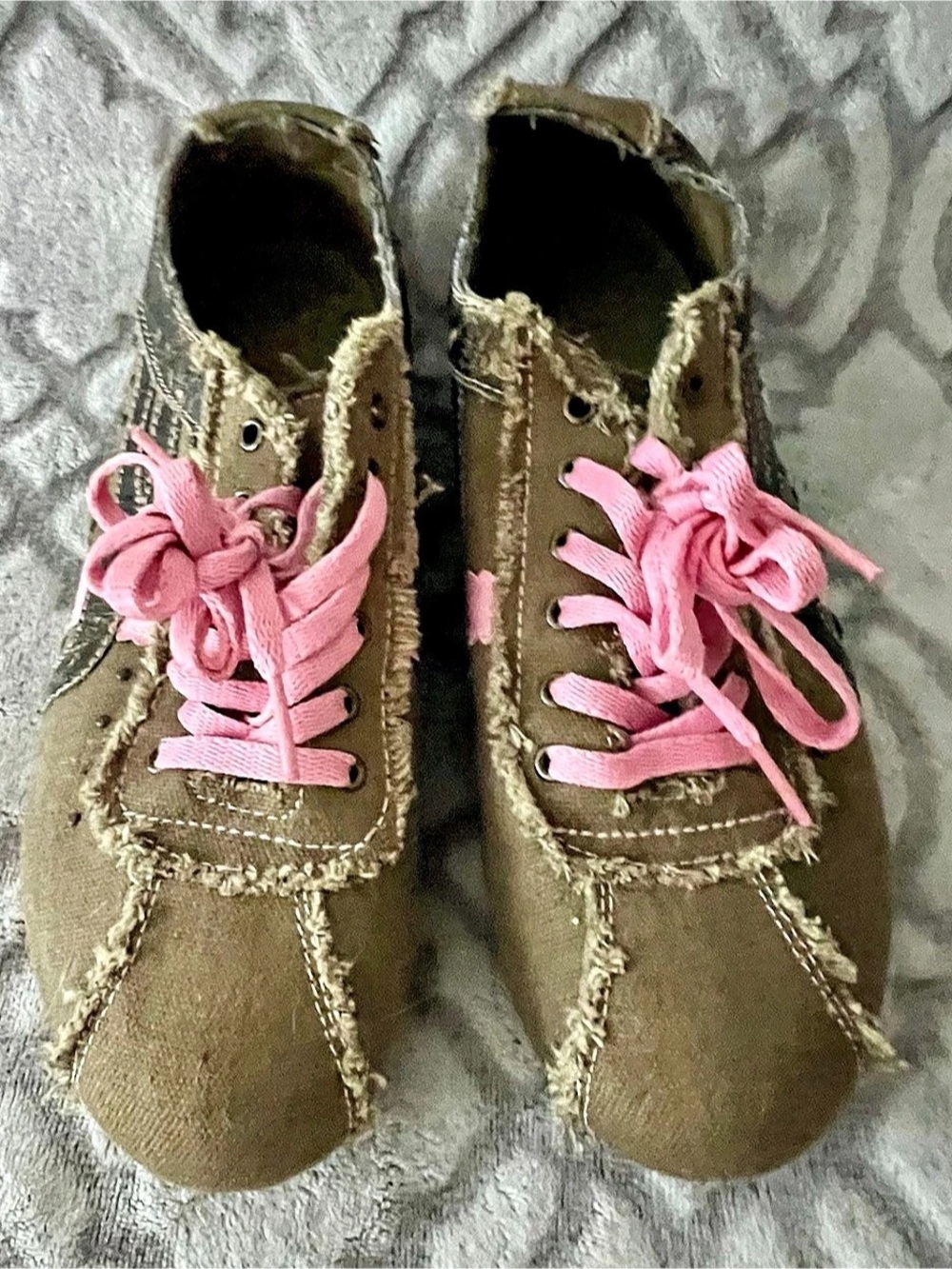 No Boundaries Olive Frayed Studded Sneakers Pink Laces Women’s Size 7.5